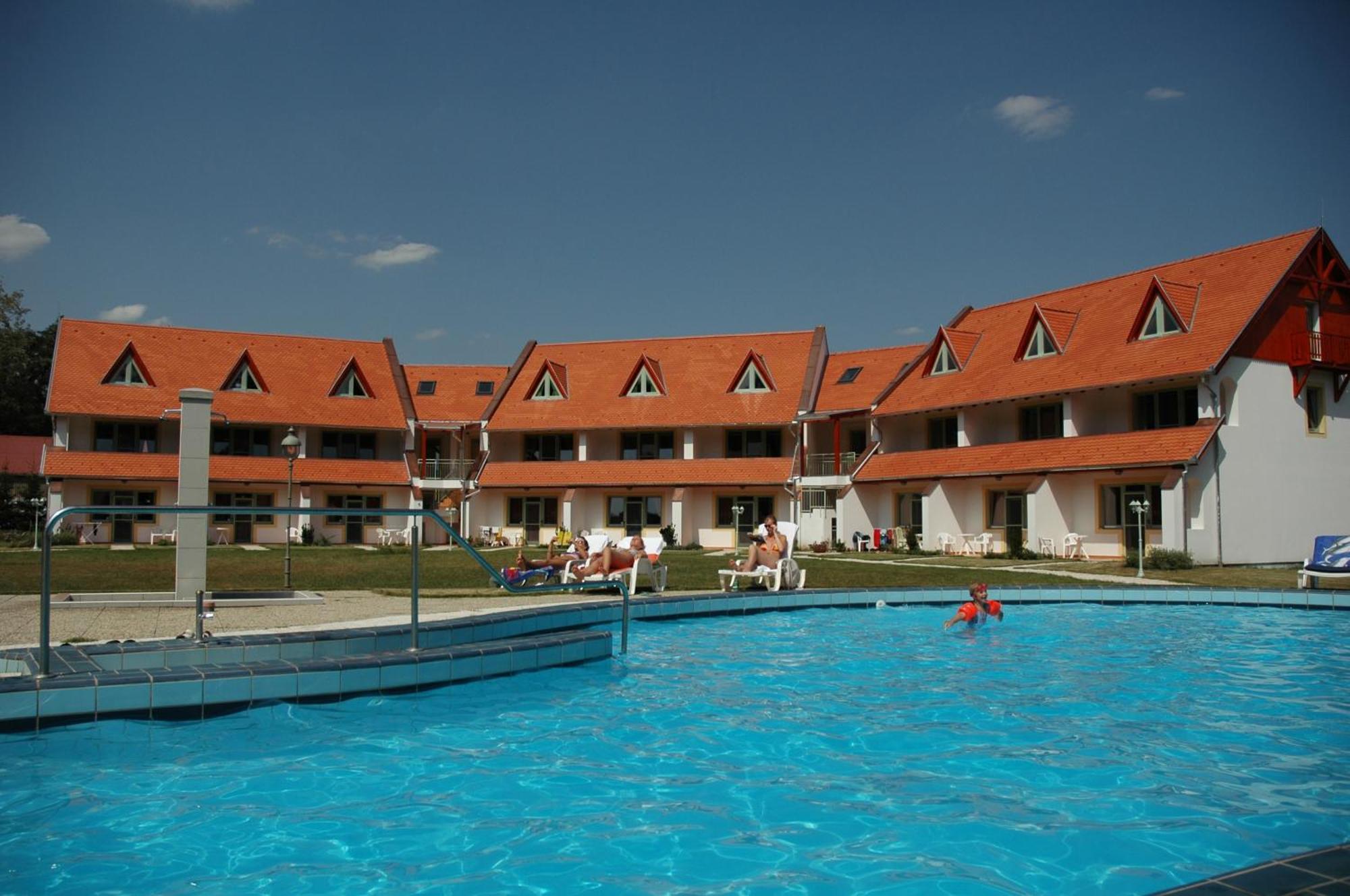 Hotel Abbazia Country Club à Nemesnép Extérieur photo
